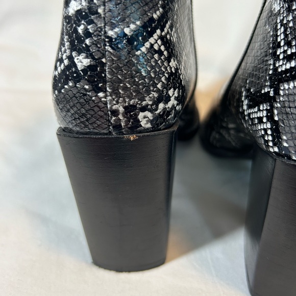 Diba True Boots Faux Snake Skin Chunky 3.5in Heel Black White Point Toe Size 7.5 - Picture 3 of 15